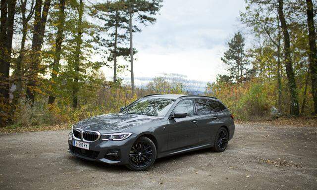 330d Touring, scheinbar mausgrau: „Davitgrau metallic“ zeigt bei Sonne Farben.