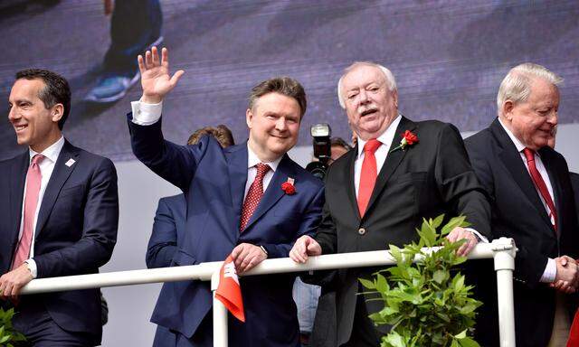 SPÖ-Chef Christian Kern (l.) trat erstmals als Oppositionspolitiker auf, Michael Ludwig (2. v. l.) sprach als Bürgermeister in spe, Michael Häupl verabschiedete sich.