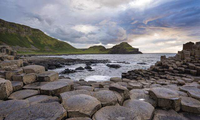 Nordirlands Vielfalt zeigt sich in Naturspektakeln wie dem Giant's Causeway an der Nordküste mit etwa 40.000 Basaltsäulen.