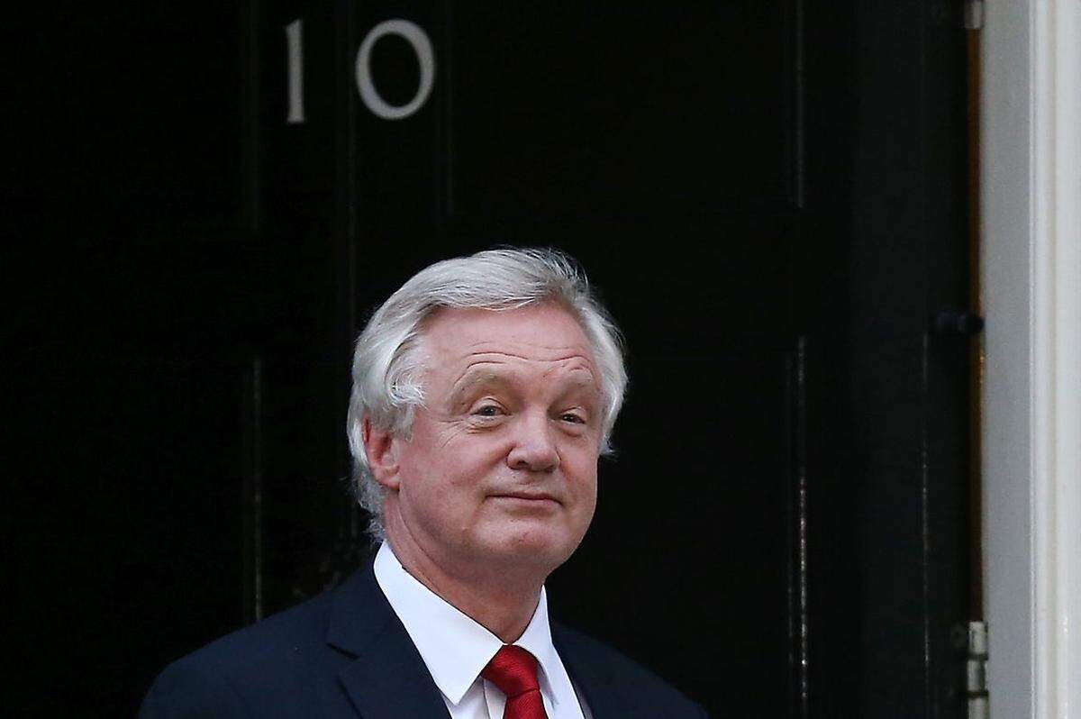 Die Federführung bei den Verhandlungen mit der EU liegt bei David Davis, dem neuen Brexit-Minister. Der 67-Jährige gilt als überzeugter EU-Gegner. Er hatte von 1994 bis 1997 als Staatssekretär für Europa-Fragen im Außenministerium gearbeitet. Damals hätten ihn die Kollegen als "charmanten Bastard" bezeichnet, sagte er kürzlich in einem Interview.