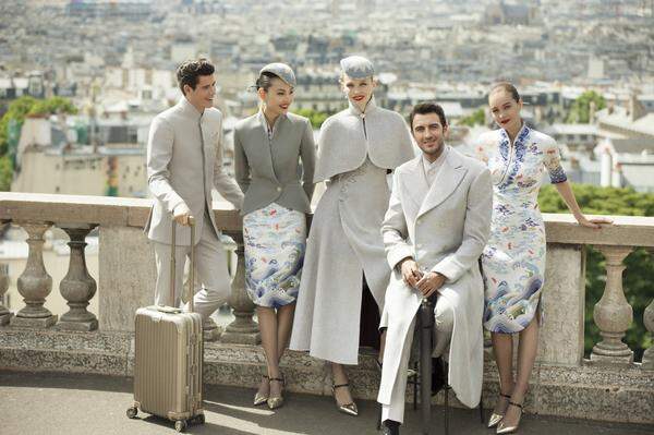 Bei den Pariser Haute-Couture-Schauen gab es dieses Mal einen ungewöhnlichen Programmpunkt, die chinesische Fluglinie Hainan Airlines hat die neuen Uniformen ihrer Flugbegleiter präsentiert. Entworfen hat sie der Designer Lawrence Xu.