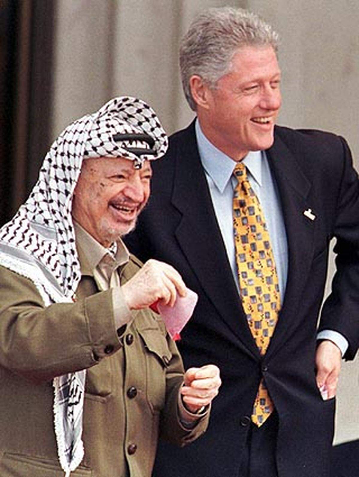 Oktober: Unter US-Vermittlung achttägige Verhandlungen Netanyahu-Arafat in Wye Plantation.  - 14. Dezember: Die palästinensischen Führungsgremien bekräftigen in Anwesenheit Clintons die Streichung der bereits früher annullierten Israel-feindlichen Passagen aus der PLO-Charta.
