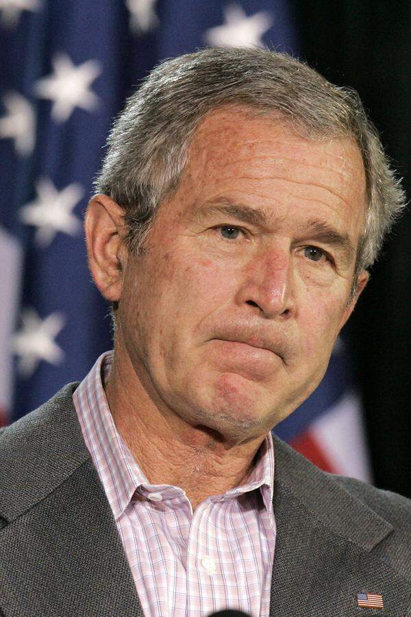 Bush gibt zu, die Lage im Irak falsch eingeschätzt zu haben. Es habe ihn "geschockt und verärgert", dass seine Informationsgrundlage falsch gewesen sei, meint er in einem TV-Interview. Zugleich beharrt er auf seinem Standpunkt: "Ich sage, dass es der Welt ohne Saddam Hussein wesentlich besser geht."