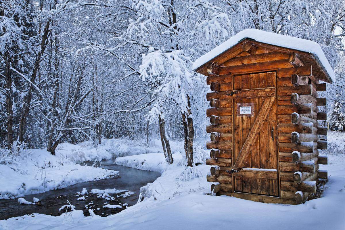 So stellt man sich wohl die Toilette vom Weihnachtsmann vor. Tatsächlich handelt es sich um das Log Plumpsklo im Chena Hot Springs Resort in Alaska.