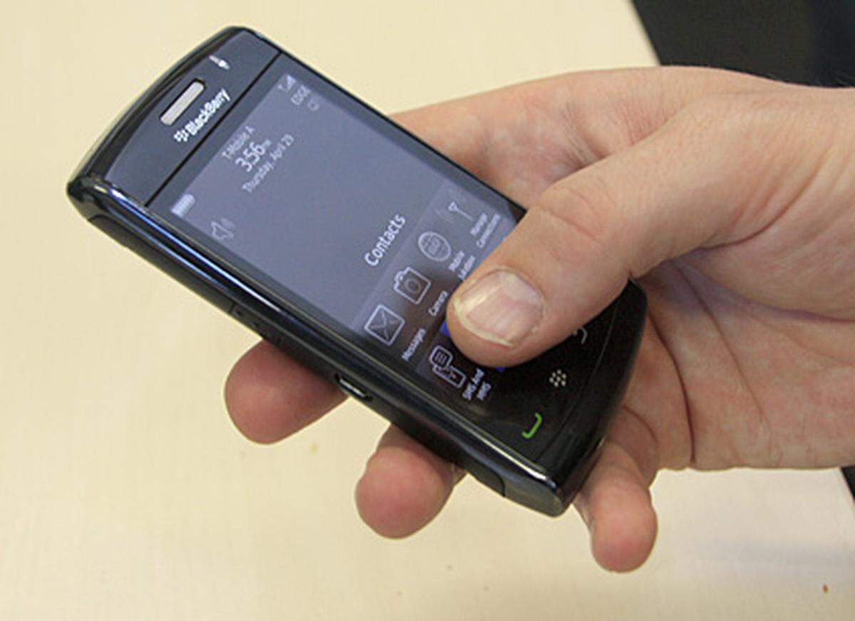 Blackberry punktet vor allem mit Geräten mit vollständiger Tastatur in Firmennetzwerken. Mit dem ersten reinen Touchscreen-Handy "Storm" wollte man eine Alternative zu Apples iPhone bieten. Allerdings mit einem ungewöhnlichen Ansatz: Durch die eigens entwickelte SurePress-Technologie funktioniert das ganze Display wie eine große Taste.