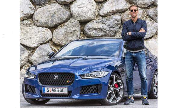 Der ehemalige Kapitän der österreichischen Nationalmannschaft, Marc Janko, hat den Jaguar XE getestet. Ob er sich die sportliche Limousine auch zugelegen wird, bleibt vorerst sein Geheimnis.