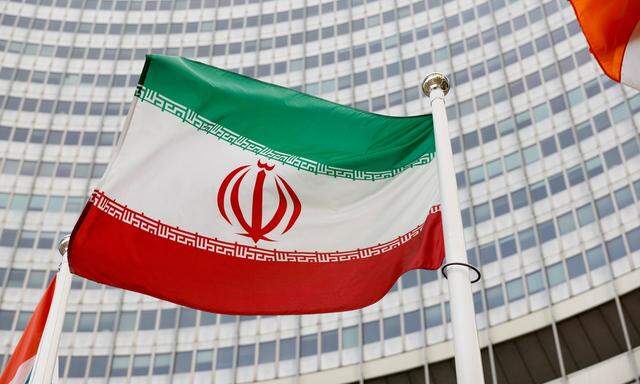 Die iranische Flagge vor der International Atomic Energy Agency (IAEA)in Wien. 