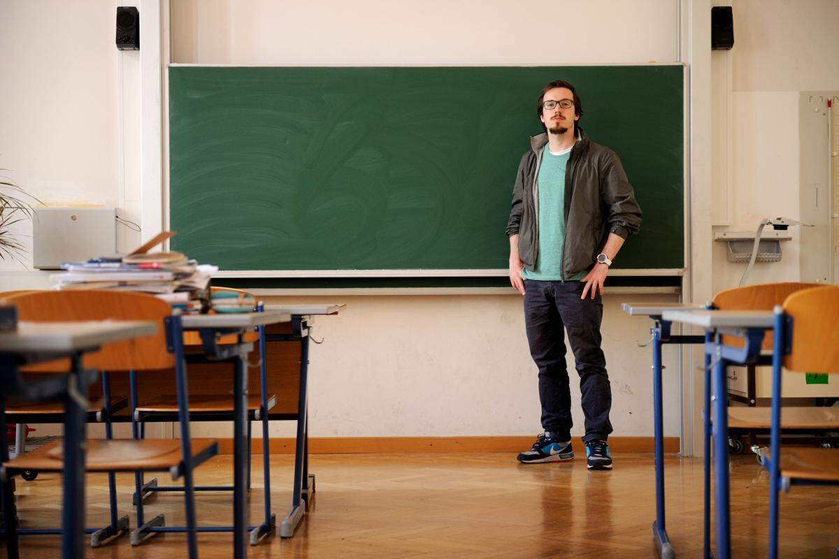 Als Emanuel Pesendorfer seine Fachbereichsarbeit im Fach Chemie präsentierte, erntete er bewundernde Blicke von allen Anwesenden. Nicht wegen des Inhalts der Arbeit, die ein ganzes Prüfungsfach ersetzte, sondern deshalb, weil an seinem Gymnasium sonst der Overheadprojektor das modernste Hilfsmittel war. „Der Präsentationsmodus wäre wohl schon ausreichend gewesen, um ein Sehr gut zu bekommen“, sagt Pesendorfer. 2005, als er maturierte, sei man noch an schlichte mündliche Vorträge gewohnt gewesen. Dabei war es für ihn mit Powerpoint sogar leichter, den roten Faden nicht zu verlieren. Seine Arbeit über Neurotransmitter recherchierte er aber noch ganz klassisch in Bibliotheken: „Online-Recherche gab es noch nicht wirklich, heute würde man so eine Arbeit wohl anders angehen.“ Pesendorfer ging sogar auf die Universität, um einen Professor um Rat zu fragen.