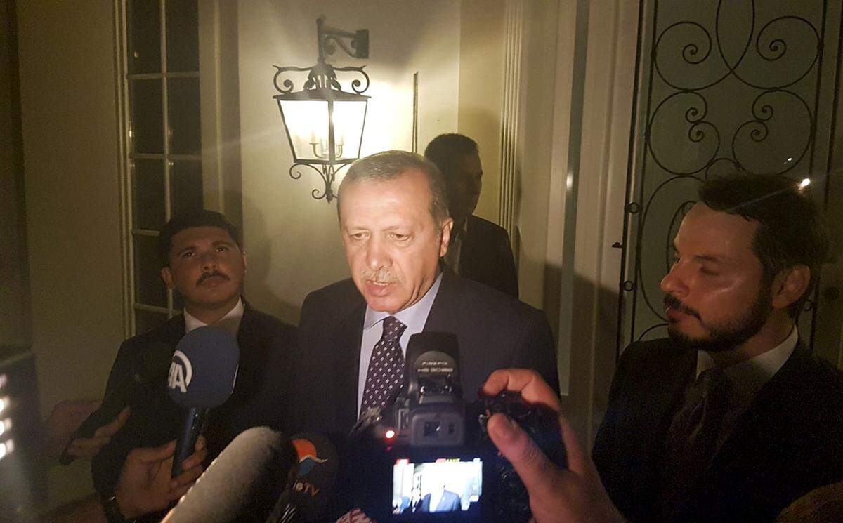 Erdogan hatte sich zum Zeitpunkt des Putsches im Badeort Marmaris an der Mittelmeerküste befunden. Nachdem die Armee am Abend in der Hauptstadt die Übernahme der Macht verkündet hatte, wandte er sich über ein im Fernsehen ausgestrahltes Videotelefonat an die Bürger.