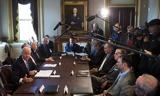 US-Vizepräsident Joe Biden (links) führt mit Waffenbesitzer-Gruppen Gespräche im Weißen Haus.