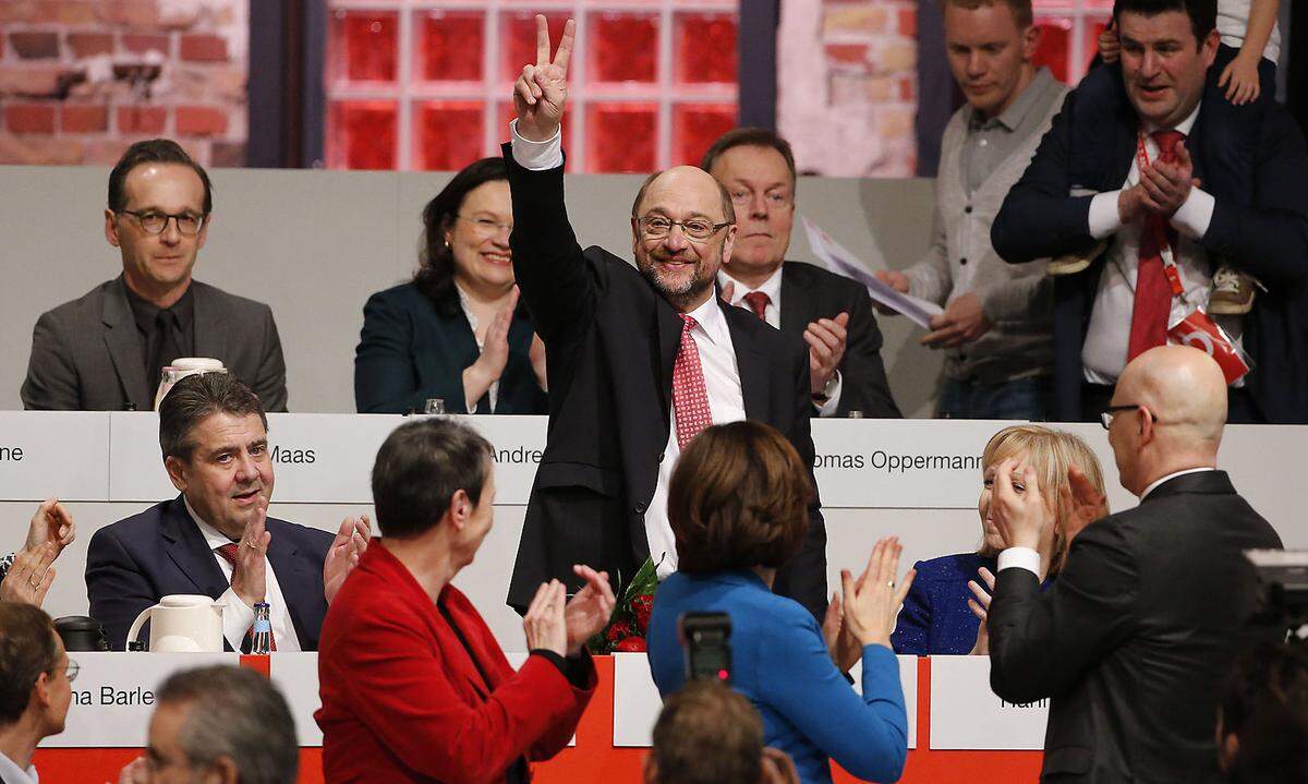 Schulz ist der neue Hoffnungsträger der SPD. Er wird auf einem Sonderparteitag der SPD bejubelt und mit 100 Prozent zum neuen Vorsitzenden gewählt. "Ich glaube, dass dieses Ergebnis der Auftakt zur Eroberung des Kanzleramtes ist", sagt Schulz. Sein Vorgänger Sigmar Gabriel hatte Schulz zuvor selbst als neuen Parteichef und Kanzlerkandidaten vorgeschlagen. Schulz hatte davor als Europapolitiker Karriere gemacht. Im November 2016 kündigte er an, seinen Posten als EU-Parlamentspräsident aufzugeben und nach Berlin zu wechseln.