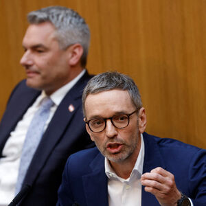 Nehammer (im Hintergrund) und Kickl