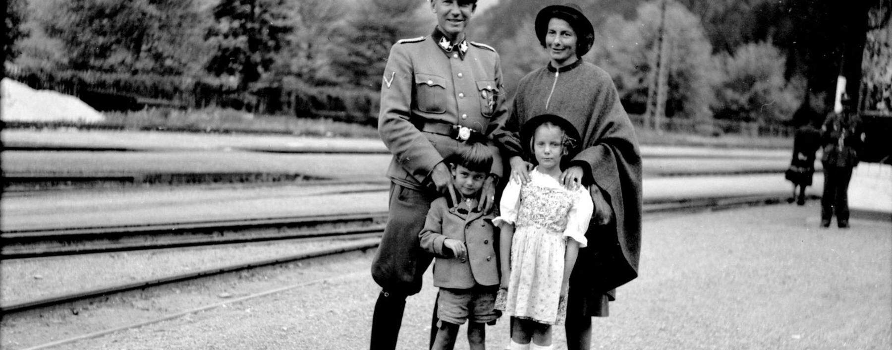 Otto und Charlotte Wächter mit den Kindern in Thumersbach, 1944.