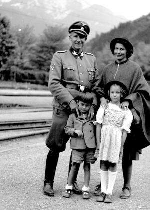 Otto und Charlotte Wächter mit den Kindern in Thumersbach, 1944.