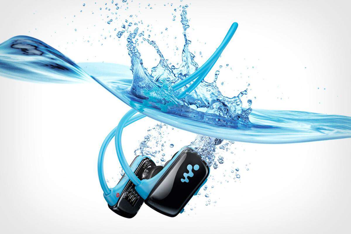 Wer nur Musik hören will und beim Sporteln kein Smartphone mitnehmen will, für den hat Sony die Marke Walkman wieder aufgewärmt. Der NZW-W270 kann auch unter Wasser genutzt werden und ist ab März um rund 100 Euro erhältlich.