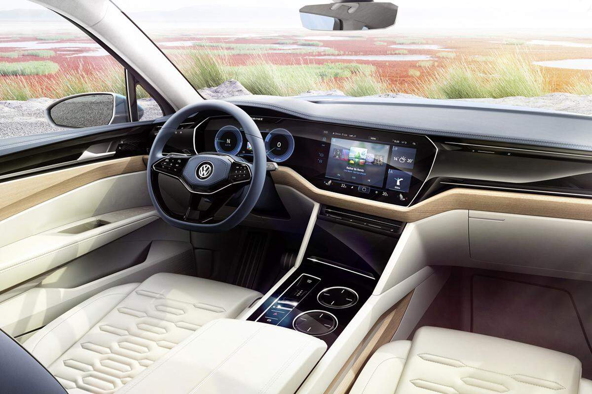 Die Bedienung der diversen Fahrzeugfunktionen erfolgt über Touchscreens, Gestensteuerung und Spracheingabe.