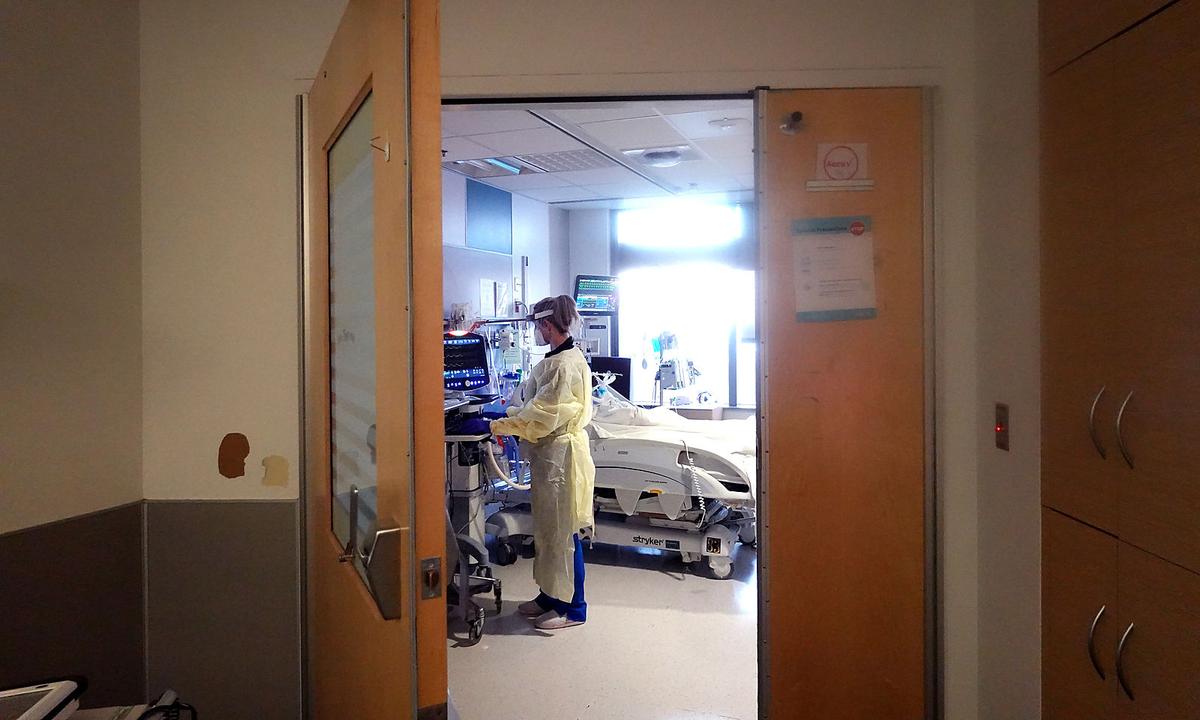 Respiratory Therapists Treat Covid-19 Patients At Chicago Hospital