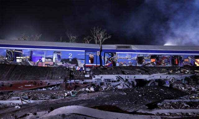 Am Unglücksort: in Griechenland stießen ein Güterzug und ein Personenzug  zusammen.