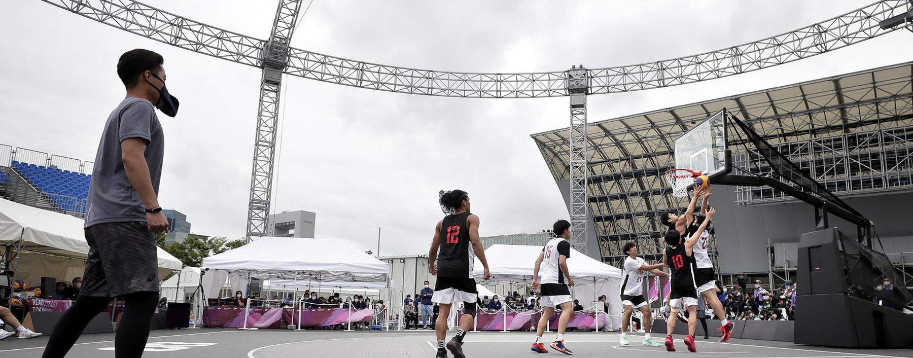 Kurz und intensiv sind die Duelle zweier Dreierteams auf einen Korb. In Tokio gab es beim Testevent bereits einen Vorgeschmack auf die neue olympische Sportart. 