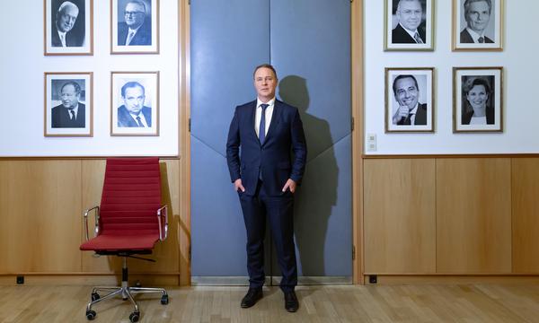 „Die Budgetfrage steht über allem“: Andreas Babler in seinem Büro in der SPÖ-Zentrale, an der Wand hängen Bilder seiner Vorgänger.