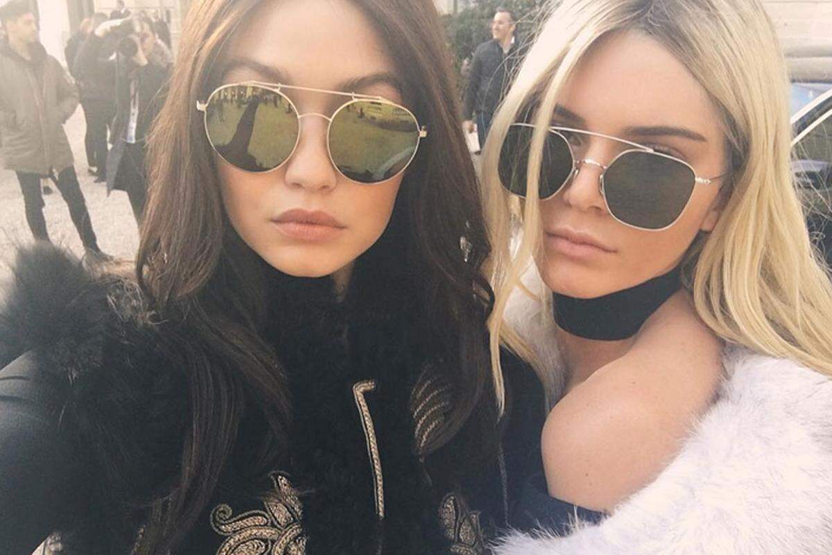 Anlässlich der Pariser Fashion Week haben die beiden zum Beispiel ihre Haarfarben getauscht. Jenner wurde zur Blondine, Hadid zeigte sich brünett. Allerdings handelte es sich nur um Perücken, die zur Balmain-Show gehörten, bei denen sie die neue Herbst-Mode präsentierten.