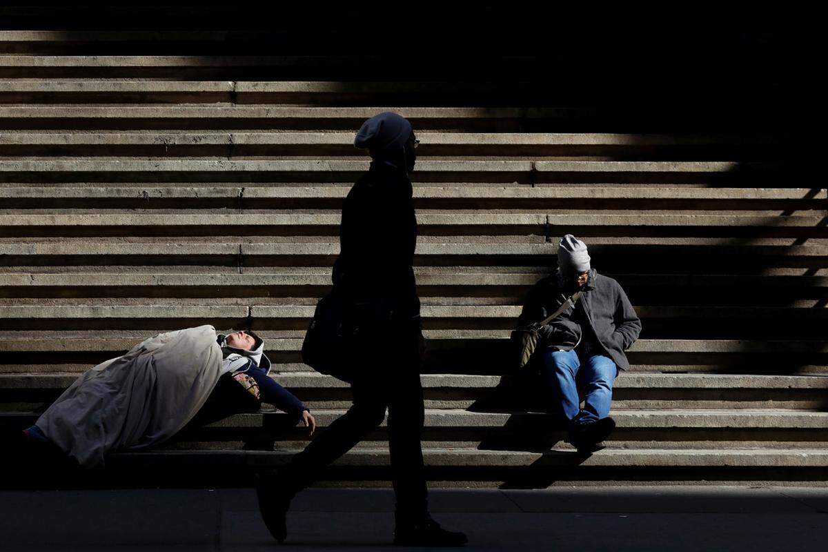 Auf dem Gehweg, in den U-Bahnen, in Parks: Obdachlose prägen das Stadtbild New Yorks. Seit Jahren kämpft die Stadt mit jährlich steigenden Zahlen. Allein im Vergleich zu 2016 stieg die Zahl der Wohnungslosen um 40 Prozent an, wie unter anderem die "New York Times" berichtet. Michael Bloomberg, der ehemalige Bürgermeister von New York, hatte 2007 eine ganz eigene Idee, um den Obdachlosenproblem in seiner Stadt Herr zu werden.