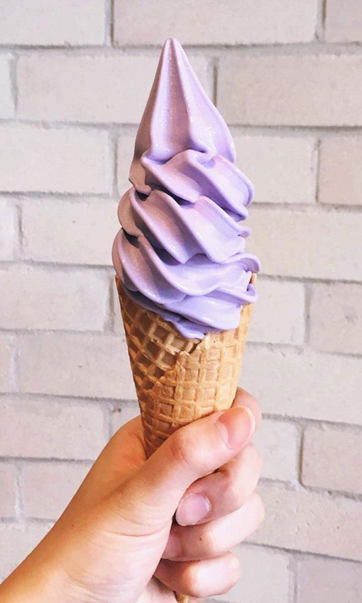 Kuchen, Donuts, Eis - in letzter Zeit nehmen Desserts immer mehr einen violetten Grundton an. Dabei soll es sich aber nicht immer um billige Lebensmittelfarbe handeln, sondern um die Ube-Wurzel. 
