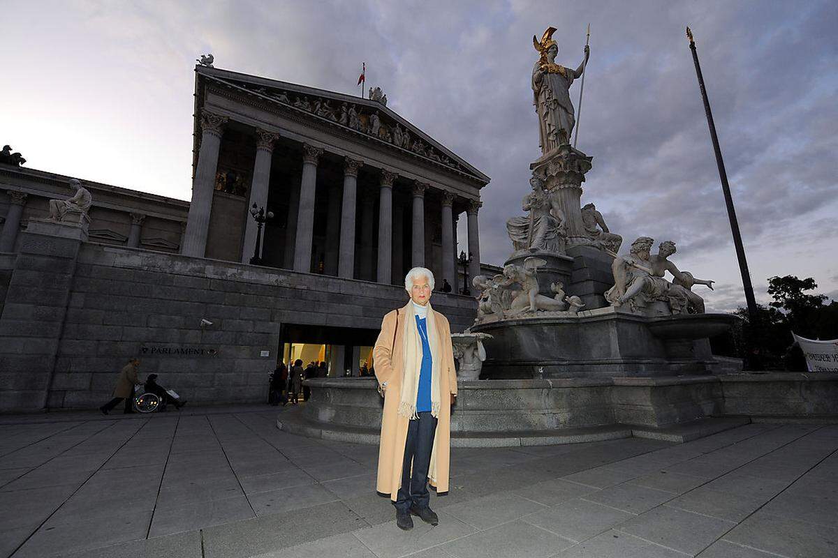 "Mit dem Kapitalismus wird es nicht gehen. Aus, Punkt", sagte Freda Meissner-Blau anlässlich ihres 85. Geburstages im März 2012. Klare Ansagen und Ziele waren ihr politischer Stil. Meissner-Blau, einstige "Galionsfigur" der österreichischen Grünbewegung, ist im Alter von 88 Jahren gestorben. Sie starb am Dienstagabend im privaten Kreis, hieß es seitens ihrer Familie. Bild: Vor dem Parlament im Jahr 2011.