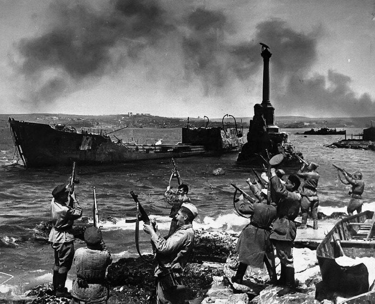 April/Mai 1944 kesseln überlegene Sowjets die deutsche, nun 17. Armee (fünf deutsche, sieben rumänische Divisionen, ca. 200.000 Mann) auf der Krim ein. Sewastopol wird am 9. Mai zurückerobert. Weniger als die Hälfte der 17. Armee entkommt übers Meer, 40.000 bis 50.000 Mann ertrinken.