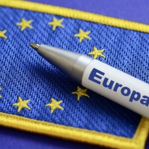 Schreiber auf EU Fahne Europawahl