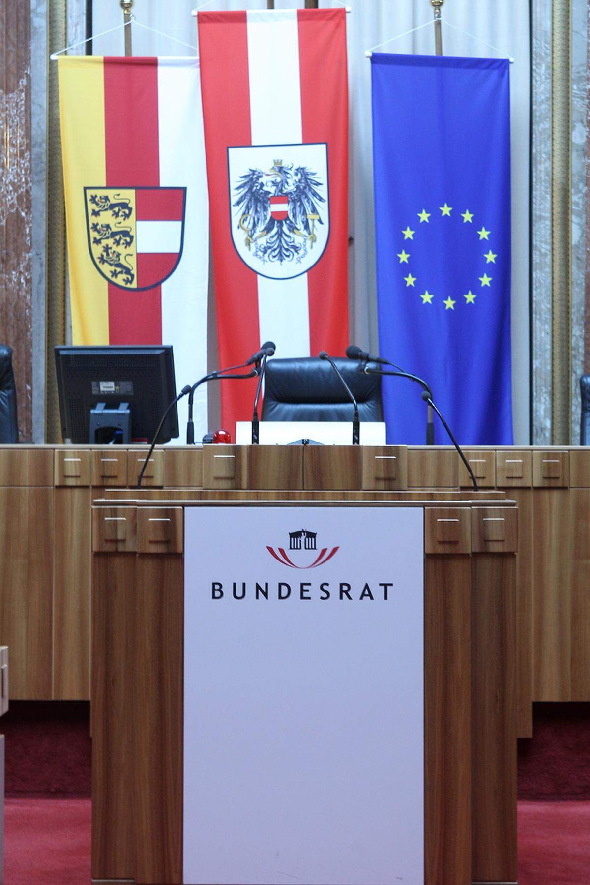 Der österreichische Föderalismus bringt es mit sich: Das kleine Österreich gönnt sich neun Landesparlamente. Außerdem gibt es als Ländervertretung im Bund noch den Bundesrat, der aber weder Gesetze im Alleingang beschließen noch auf Dauer verhindern kann.