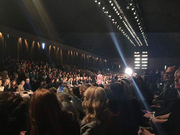 Ein eigenes Zelt wurde für die Show von Burberry in den Kensington Gardens errichtet. Ein langer Catwalk und eine große Tribüne fanden darin Platz.