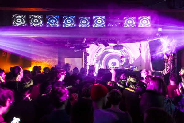 Das Werk ist eine alternative Kunst- und Kulturinitiative, die nicht nur einen Club, sondern auch einen Co-Workingplace mit einem Gemeinschaftsateliers beherbergt. Adresse: Spittelauer Lände 12, Stadtbahnbogen 331-333, 1090 Wien, www.daswerk.org.Hier im Bild: der neue Mainfloor wurde am 10. Jänner mit der hausgemachten Veranstaltung "Geil &amp; Bogen" eingeweiht. 