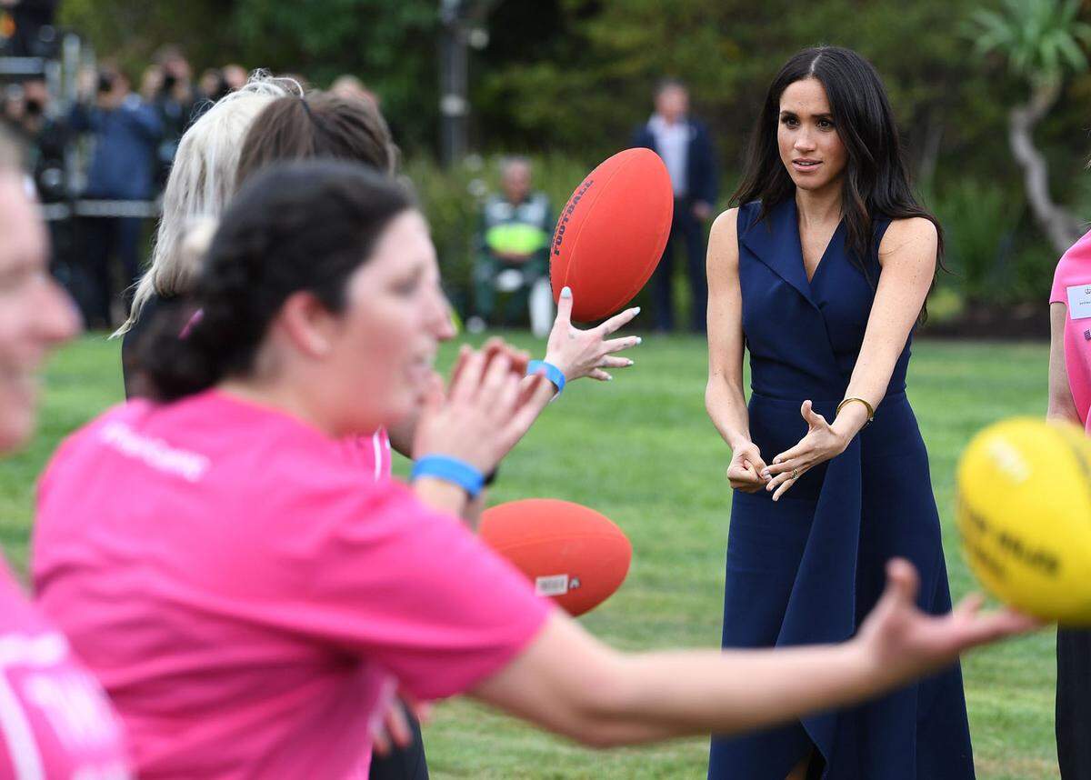 Bei dem Empfang im Regierungsgebäude wurden auch verschiedene Sportarten vorgestellt. Herzogin Meghan versuchte sich an Rugby.