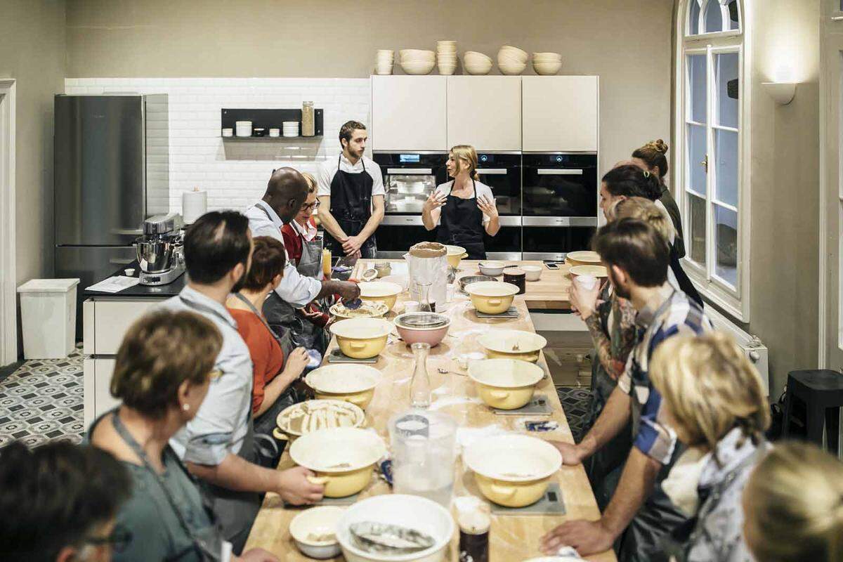 Mischen, kneten, formen, backen: Es geht heiß her.