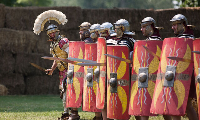 Bei Römerfesten wie hier in Carnuntum wird die Antike wieder lebendig und angreifbar.