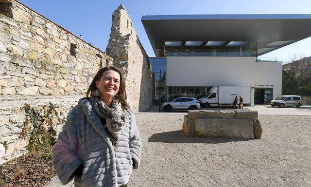 Brigitte Tauchner vor dem Museum St. Peter in der Sperr.