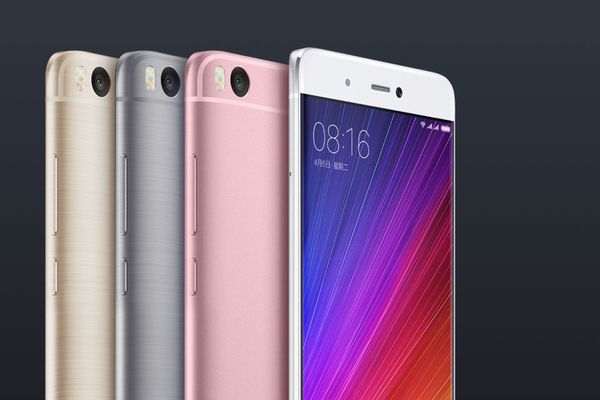 Für unter 400 Euro gibt es das Xiaomi Mi5s. Ein Snapdragon 821, bis zu 4 GB RAM und bis zu 128 GB internem Speicher stehen zur Auswahl. Mit dem Ultraschall-Fingerabdrucksensor (einmal auflegen bei der Installation reich) hat Xiaomi gegenüber der Konkurrenz ein Alleinstellungsmerkmal. Und das zum halben Preis eines Apple- oder Samsung-Flaggschiffs. Zu bedenken gilt, dass zwar die LTE-Frequenzen 1800 und 2600 MHz unterstützt werden, nicht jedoch das Band 20 und dass das Smartphone nur auf Englisch genutzt werden kann. Preis: 325 Euro.