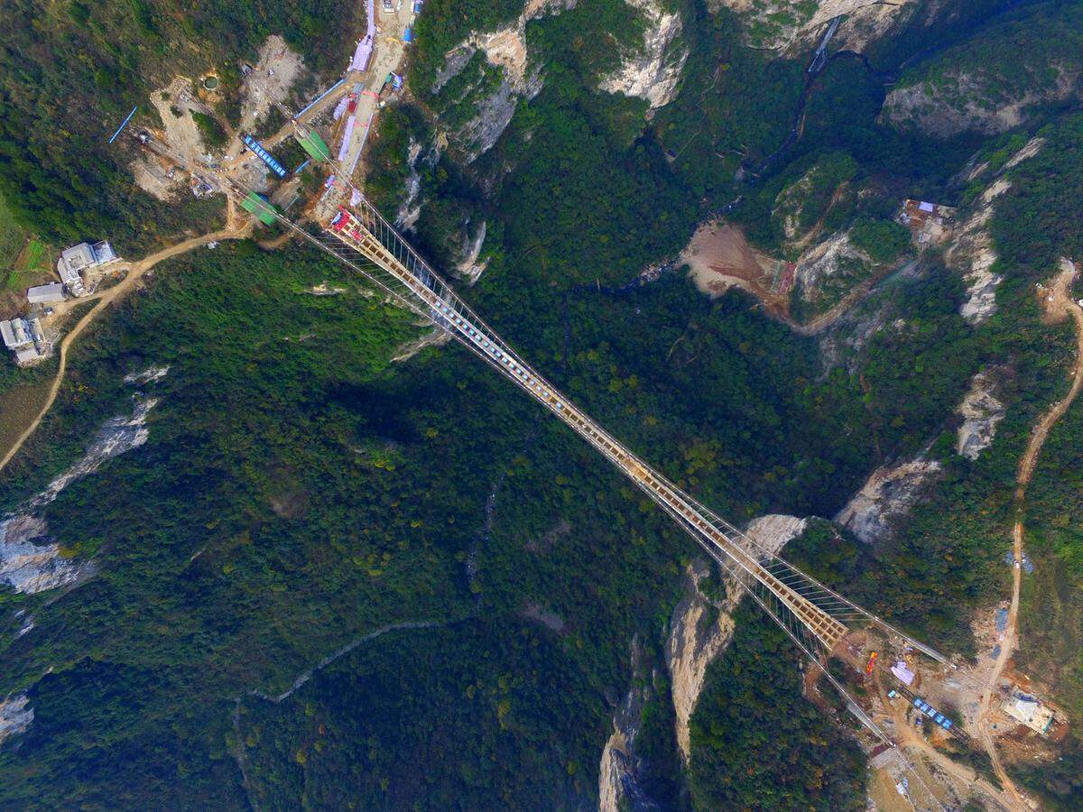 300 Meter geht es hinunter, der Boden ist aus Glas. Im Zhangjiajie Nationalpark in der Region Wulingyuan in China eröffnete 2016 eine 385 Meter lange und sechs Meter breite Glasbrücke. Es handelt es sich um einen Entwurf des israelischen Architekturbüros Haim Dotan und die weltweit längste und höchste Brücke dieser Art. Die Konstruktion soll bis zu 800 Personen gleichzeitig tragen.