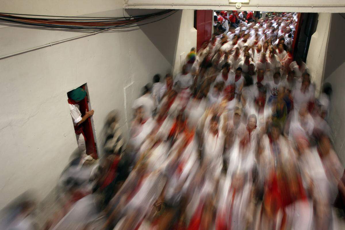 Bei den traditionellen Stierläufen in der spanischen Stadt Pamplona wurden am Montag wieder zwei britische Läufer von Hornstößen verletzt. Weitere fünf Läufer erlitten bei dem dritten Stiertreiben Quetschungen und mussten ebenfalls in Krankenhäusern behandelt werden.