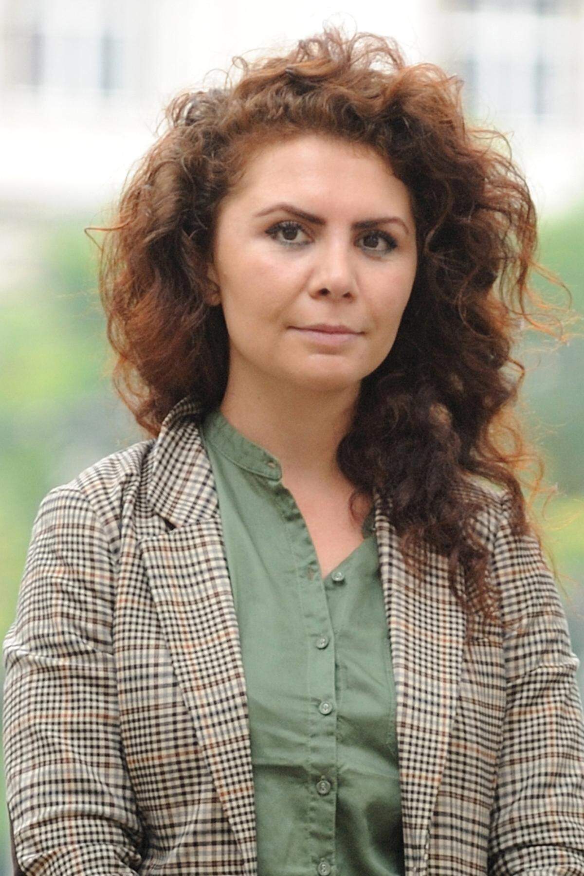 Mit Aslan wird erstmals eine Politikerin mit kurdischen Wurzeln im Parlament sitzen. Sie wurde 1981 in der Türkei geboren und kam mit fünf Jahren nach Österreich. In Telfs, wo sie aufgewachsen ist, wohnt sie auch heute. Vor ihrem Einstieg in die Politik war Aslan in den Bereichen Menschenrechte und Migration tätig. In der Politik ist sie eine Quereinsteigerin. Als sie im vorigen Jahr von der Grünen-Landesversammlung auf den zweiten Platz gewählt wurde, haben viele Delegierte erst kurz zuvor von ihr gehört. In der Community war sie bekannt: Bei den Wahlen erhielt sie auf der Bundesliste in Tirol 806 Vorzugsstimmen (Werner Faymann erhielt 821). Die Unterstützung innerhalb der türkischstämmigen Gemeinschaft sei aber nicht vorbehaltlos gewesen: Als Kurdin sei sie vom nationalistischen Teil nicht unterstützt worden. Wiederum andere hätten ihr geraten, ihren kurdischen Vornamen Bêrîvan bei der Kandidatur wegzulassen.