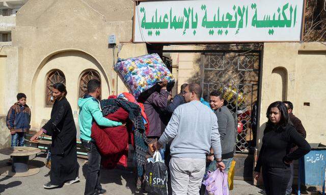Verzweiflung nach der Flucht vor dem IS: Christen vor einer Kirche im ägyptischen Ismailia. 