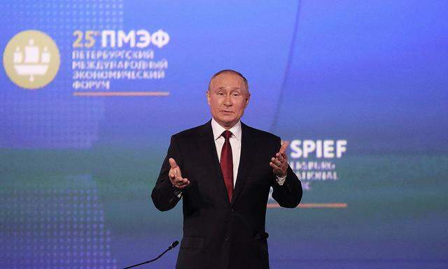 Wladimir Putin nutzte die Bühne in St. Petersburg, um zu versichern, Russland werde von den westlichen Sanktionen kaum getroffen.