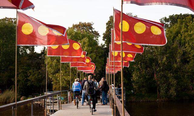 Christiania, die in den 1970ern gegründete Enklave: grünes Stück mitten in Kopenhagen, aber von seiner Einstellung heute nicht grüner als der Rest von Dänemark. Fahnen markieren die Quasiausnahmezone.