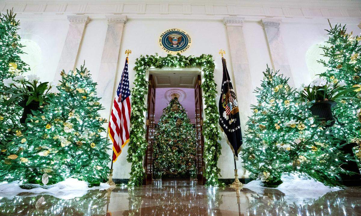 Nach dem blutroten Advent im Vorjahr hat sich die Weihnachtsstimmung im Weißen Haus heuer wieder abgekühlt. Ganz traditionell ist die First Lady für die Dekoration zuständig.