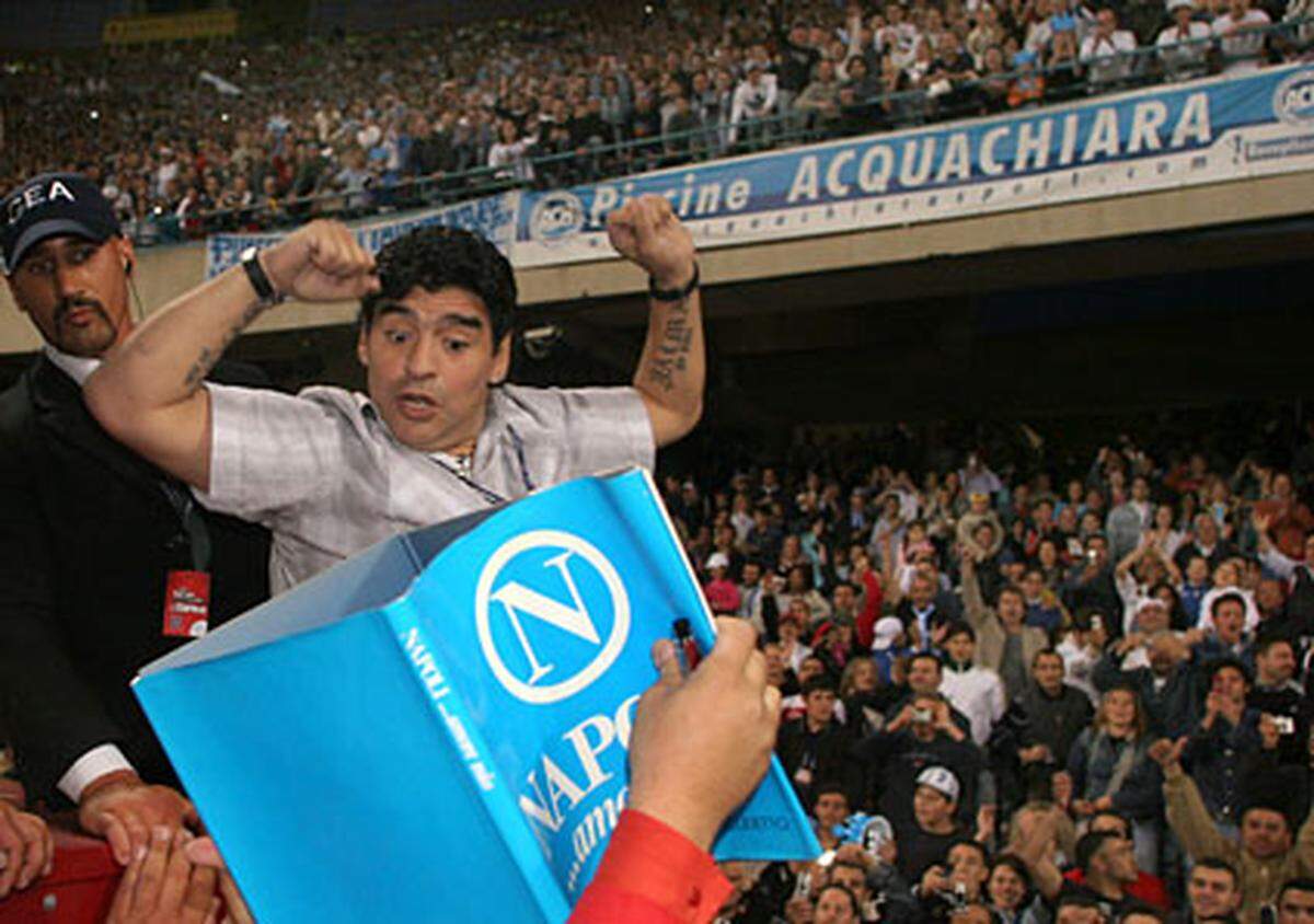 Ab 1981 wechselte Maradona mehrmals den Arbeitgeber: Zunächst kam er zu den Boca Juniors, 1982 zum FC Barcelona. Dort wurde er aber nicht glücklich und wechselte zwei Jahre später zum SSC Neapel - mit einer Transfersumme von knapp 12 Millionen Euro als teuerster Transfer der Welt. Die Italiener wurden mit ihm zweimal Meister (1987, 1990), einmal Pokalsieger (1987) und einmal Uefa-Cup Sieger (1989). Kein Wunder, dass Maradona noch Jahre später in Neapel wie ein Volksheld verehrt wurde.