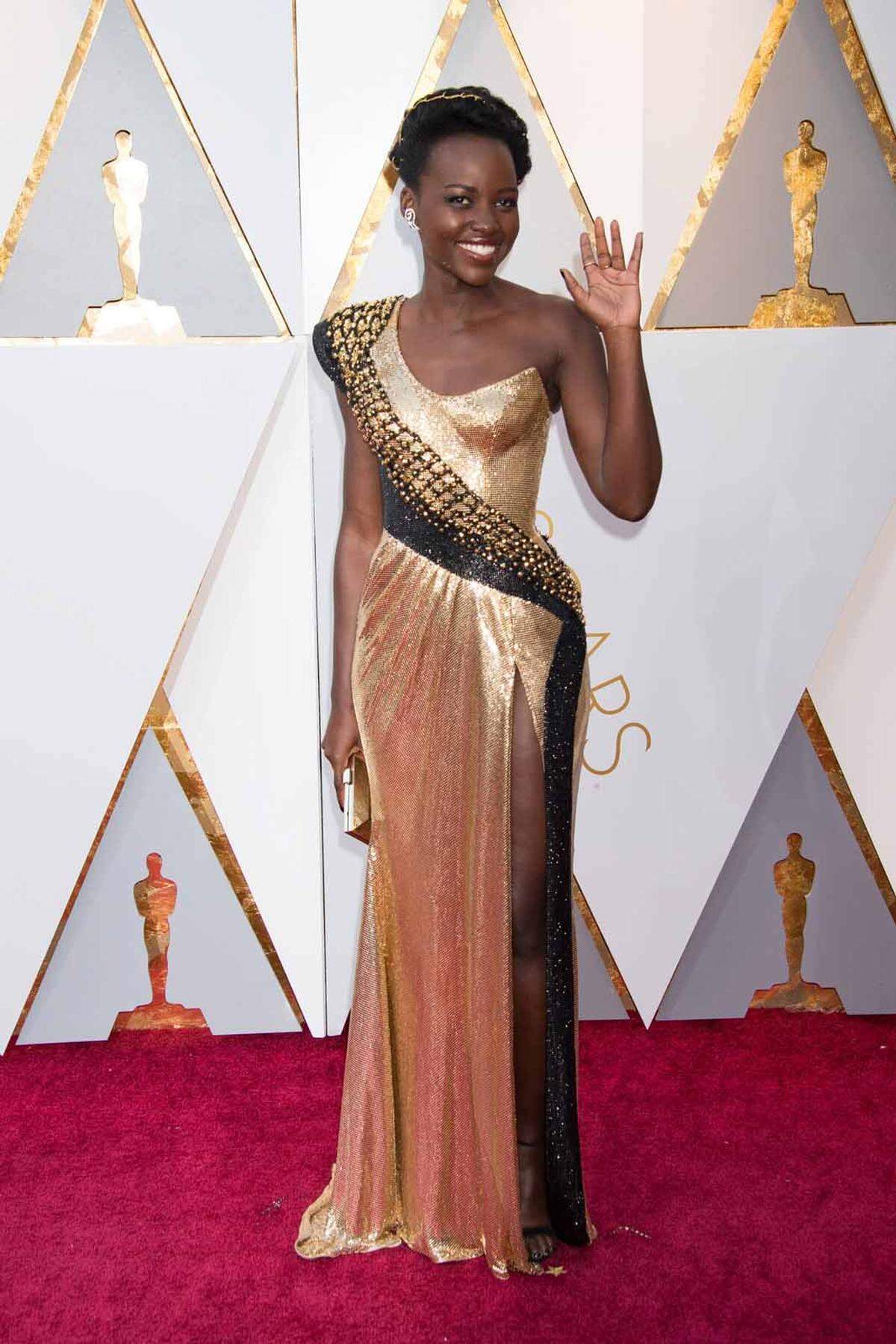 Lupita Nyong'o machte in Atelier Versace der Oscar-Statue Konkurrenz.