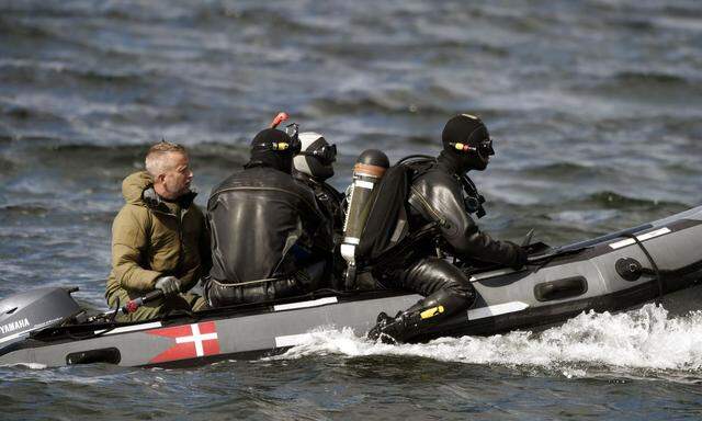 Taucher auf der Suche nach der Leiche der Reporterin.