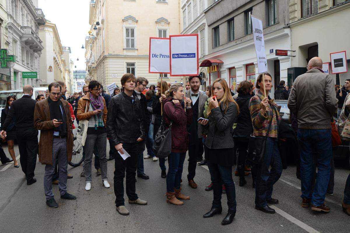 Hunderte Journalisten aus den verschiedensten Medienhäusern Österreichs demonstrierten am Montag gegen die einseitige Kündigung des Kollektivvertrags per Jahresende durch den Verband der Österreichischen Zeitungen (VÖZ).TEXT: GÜNTER FELBERMAYER, BILDER: SABINE HOTTOWY UND PHILIPP SPLECHTNA