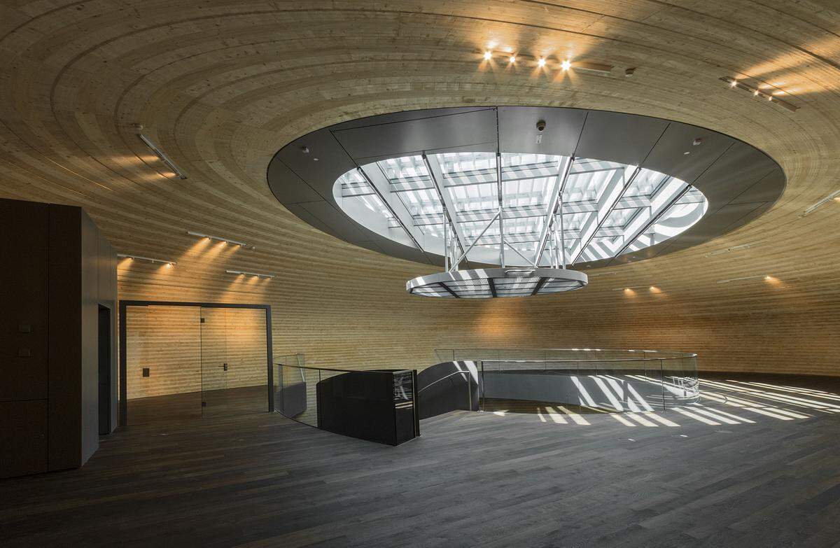 Das Atrium ist von oben natürlich belichtet, die Ausstellungsflächen erhalten Kunstlicht.
